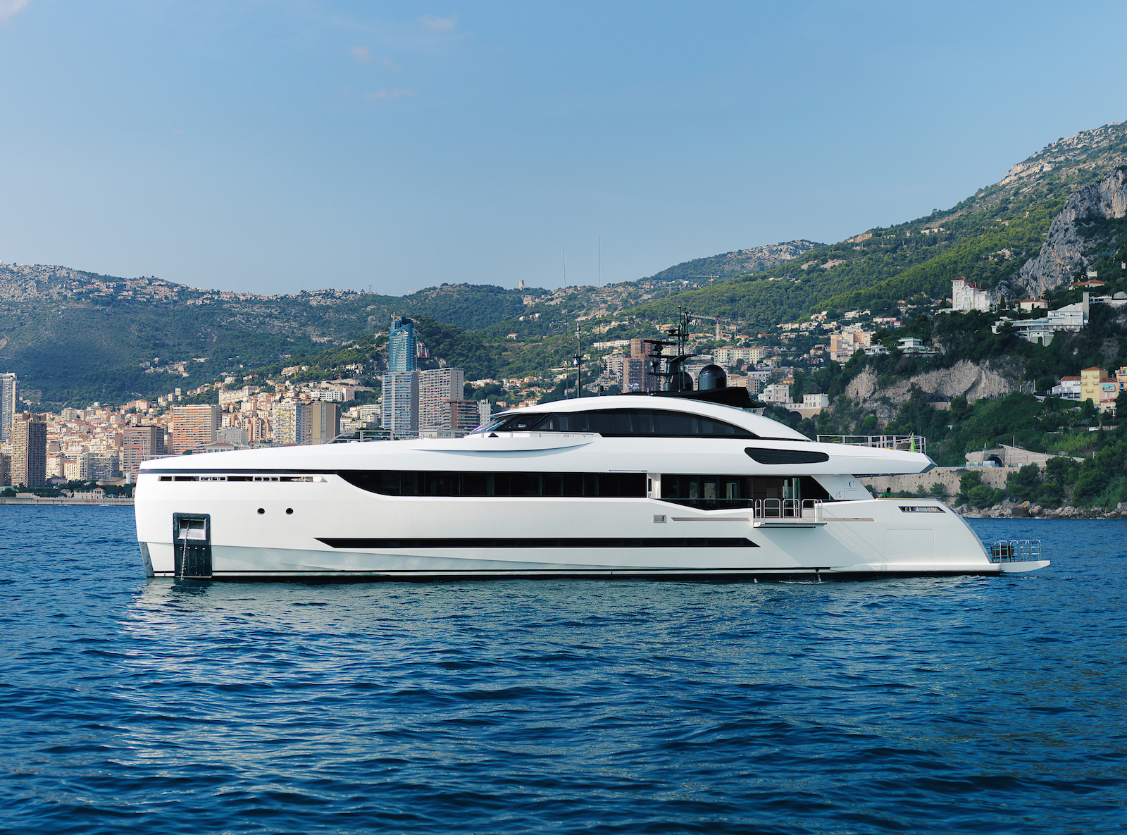 40M LUXURY SUPERYACHT - Profile At Anchor – Luxury Yacht Browser